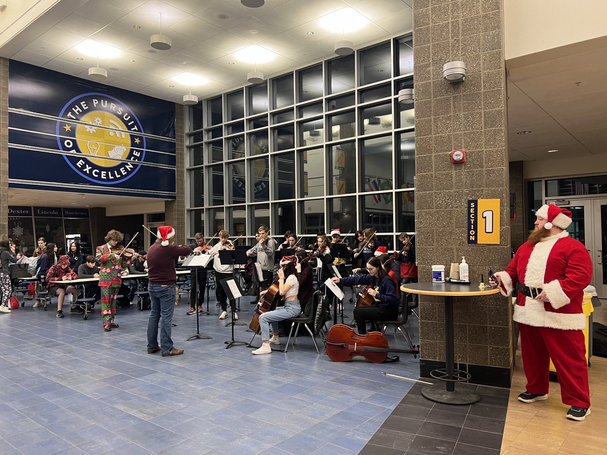 There is no better way to start the day than this!!!!!! Happy Holidays! ⁦<a href="/TheresaStager/">Theresa Stager</a>⁩ ⁦<a href="/deneenm12/">Musetta Deneen</a>⁩ ⁦<a href="/JamesRafko/">James Rafko</a>⁩