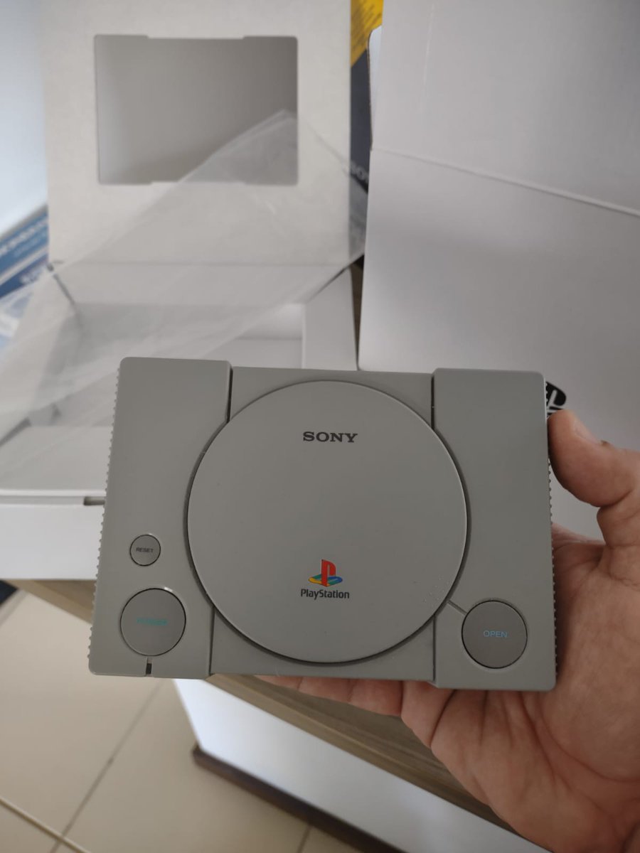 CastelodaVania's tweet photo. Pessoal, por motivos de força maior (dívidas) estou vendendo meu ps1 Classic, ele ta na caixa zeradinho, pouco usado, quem tiver interesse pode entrar em contato cmg.
Valor: R$500,00 https://t.co/BPZK7IMzdx