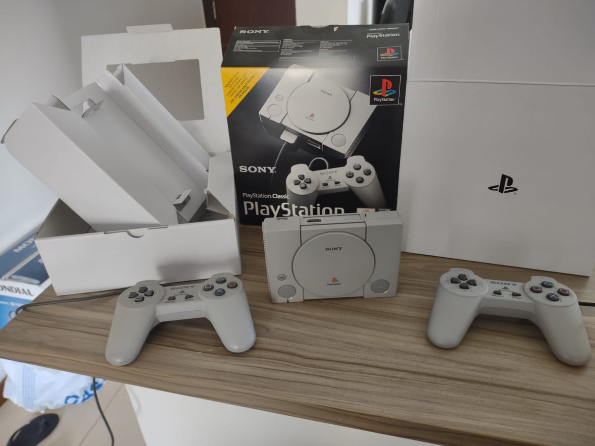 CastelodaVania's tweet photo. Pessoal, por motivos de força maior (dívidas) estou vendendo meu ps1 Classic, ele ta na caixa zeradinho, pouco usado, quem tiver interesse pode entrar em contato cmg.
Valor: R$500,00 https://t.co/BPZK7IMzdx