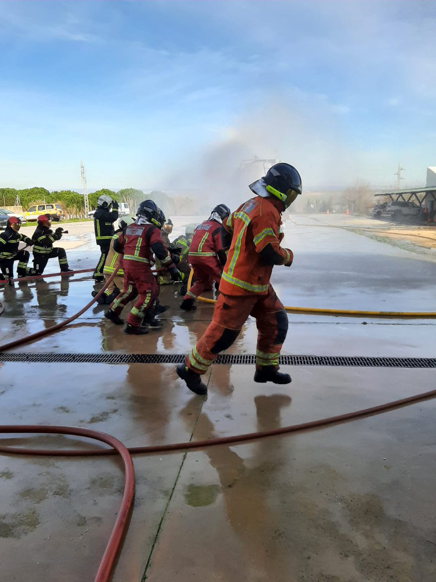 IespaJunta's tweet photo. 📢Hoy ha finalizado en @IespaJunta  el Curso Intervención  en Emergencias con sustancias peligrosas basado en UF 234 en el que han participado 60 #Bomberos de toda #Andalucía. @InteriorJunta https://t.co/L1QwKjtfmC