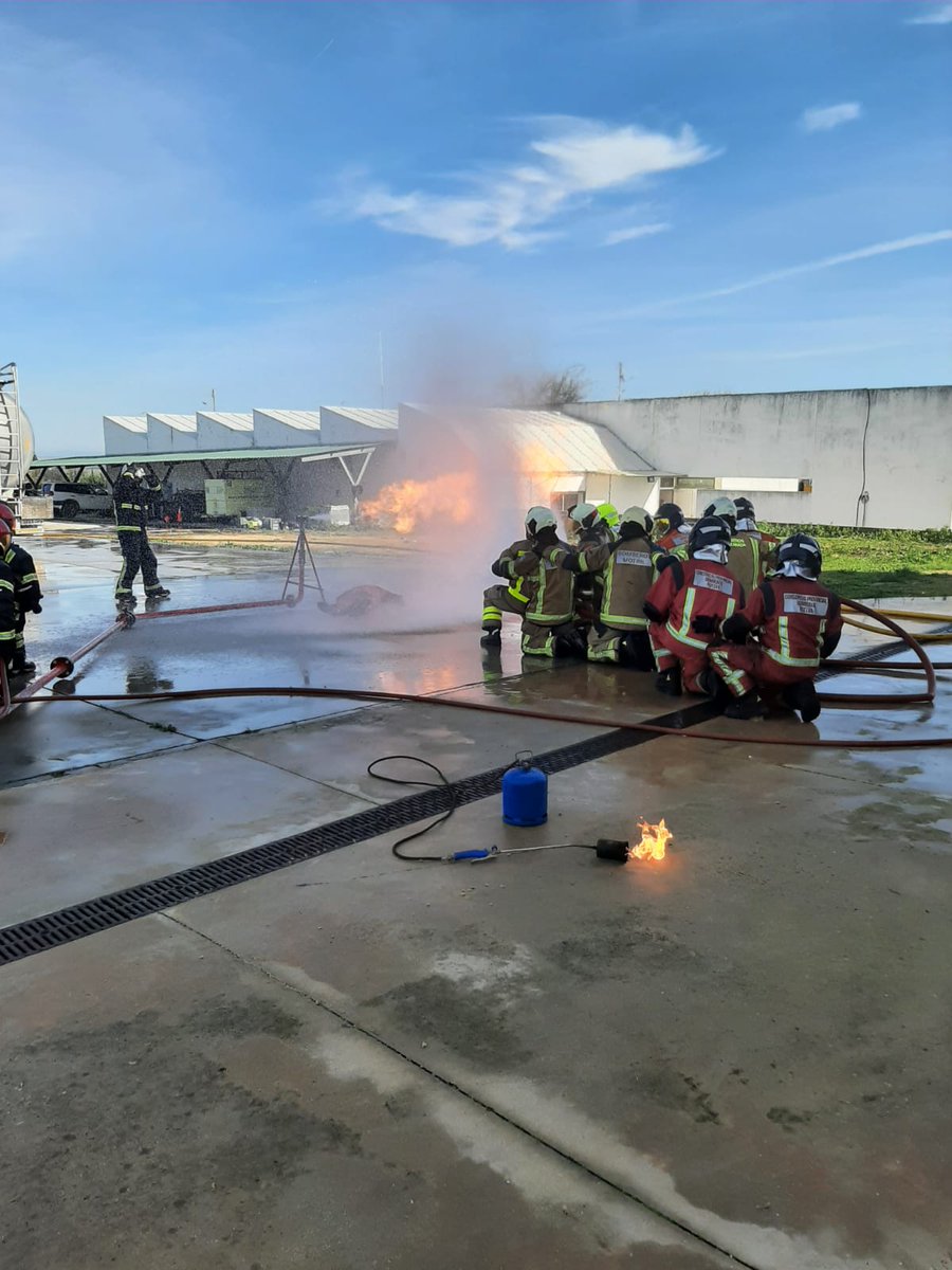 IespaJunta's tweet photo. 📢Hoy ha finalizado en @IespaJunta  el Curso Intervención  en Emergencias con sustancias peligrosas basado en UF 234 en el que han participado 60 #Bomberos de toda #Andalucía. @InteriorJunta https://t.co/L1QwKjtfmC