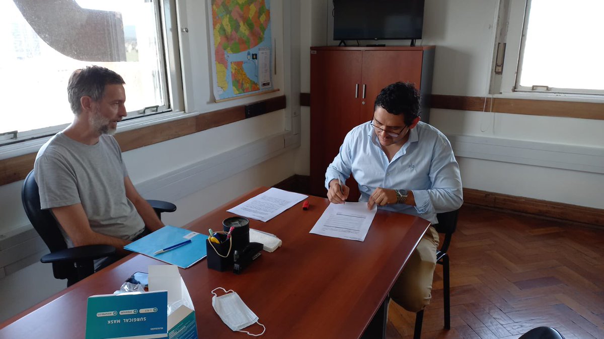 Más cerca💪!! En mi viaje a Bs As logré firmar convenio con <a href="/MDSNacion/">Ministerio de Desarrollo Social de la Nación</a> para el financiamiento del banco de herramientas municipal a través del cual podremos acompañar a emprendedores rosarinos para la compra de equipamiento, insumos, materiales y herramientas. <a href="/vtolosapaz/">Victoria Tolosa Paz</a>