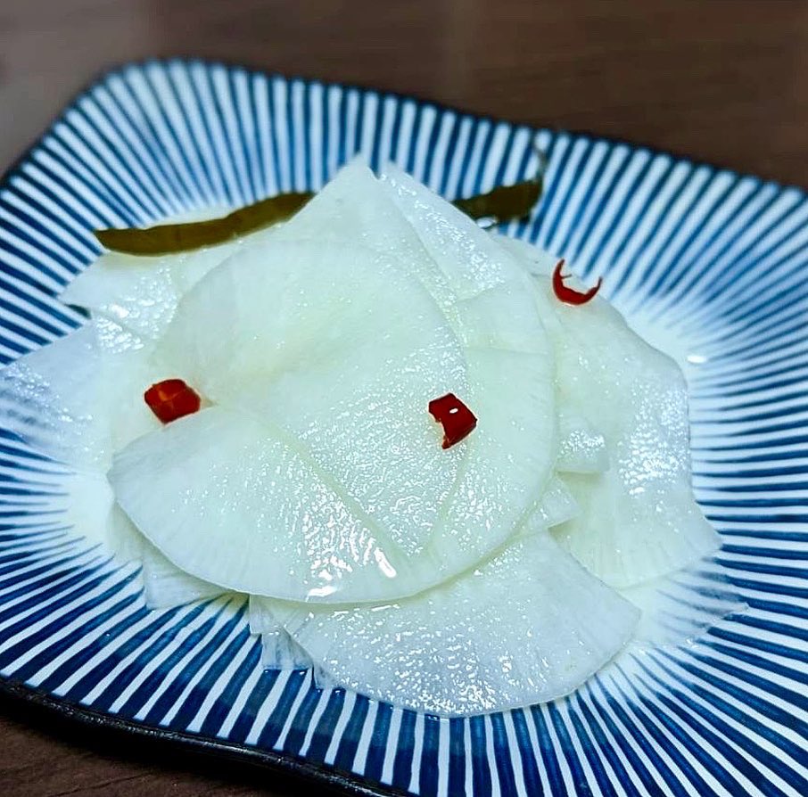 chiko1960chan's tweet photo. 大根をいかに美味しく大量に食べるかが課題😅　豚バラ大根と千枚漬けが最近のお気に入り😊
#晩酌　#おやじ飯　#家飲み　#唐変木 https://t.co/GNPkUzdX0M