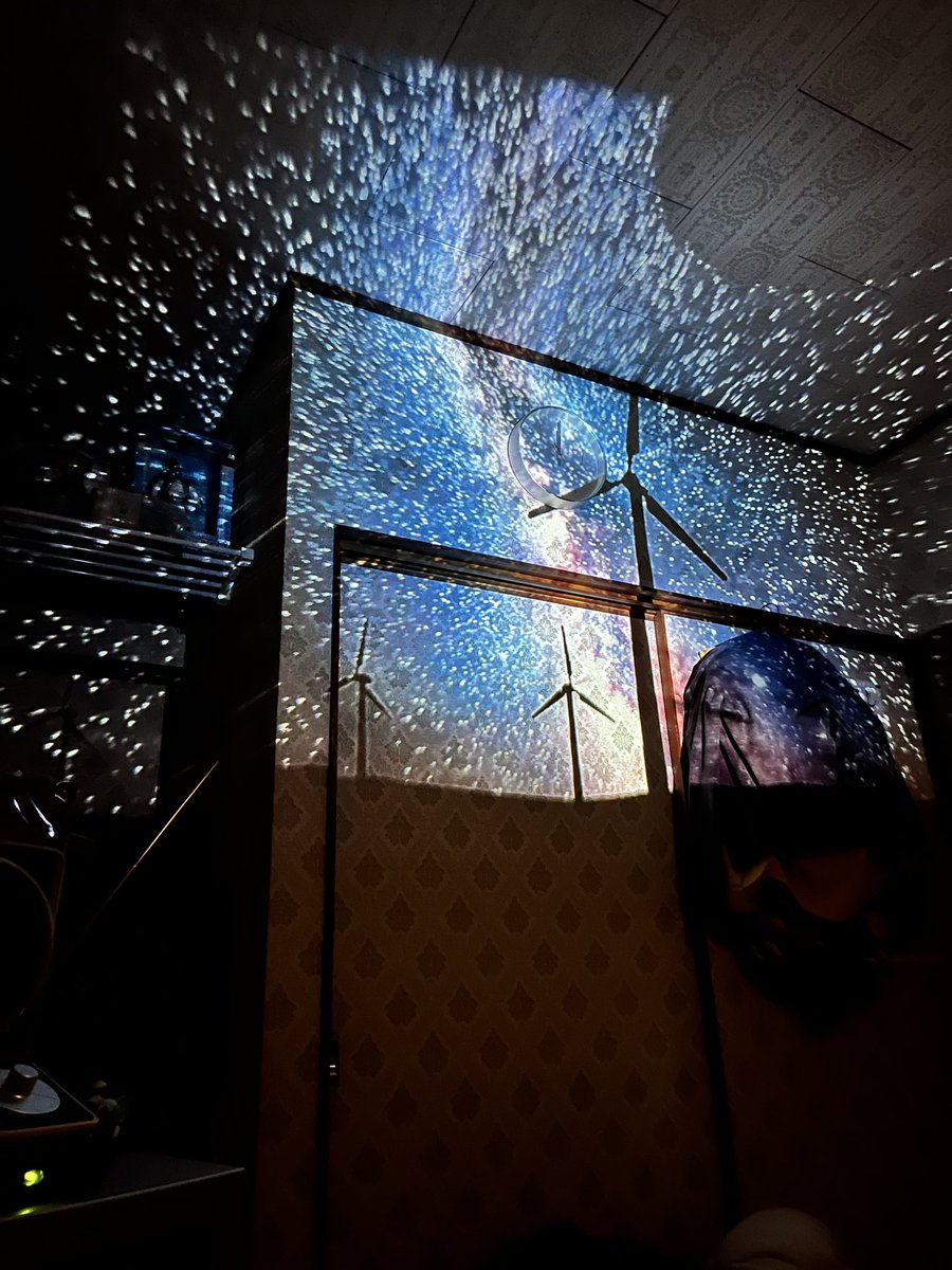 「在宅プラネタリウムでよなよなエール飲みながら岸辺露伴待機 」|鼬家📚4/9静コミA17のイラスト