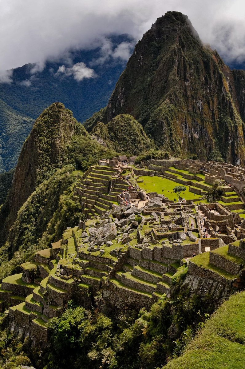 ZallesValentine's tweet photo. 1: Le #MachuPicchu est une ancienne cité #inca située dans le département de Cuzco au #Pérou. C’est aussi une des destinations touristiques les plus visitées du monde. Le site est classé au patrimoine mondial de l’UNESCO. 
Le lieu que je rêve le plus de visiter. 🇵🇪 https://t.co/6VDDQSiIa0