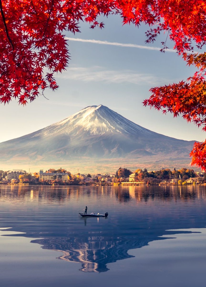 ZallesValentine's tweet photo. 2: Le Mont Fuji est le point culminant du Japon. Il est situé dans le centre du Japon, sur l’île principale d’Honshu. Il est un des symbole du Japon et a inspiré beaucoup de peintres, poètes et même des concepteurs de jeux vidéo. 🇯🇵 https://t.co/dloAH3U9eB