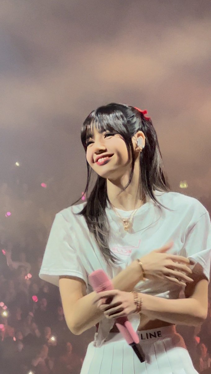 yalla_kpop's tweet photo. لقب أجمل إبتسامة لعام 2022 لن نعطيه سوى إلى الكوين لاليسا! 🤭
#BLACKPINK #BORNPINKinParisDay2 #BORNPINK #LALISA #LISA #JENLISA #BORNPINKinBerlinDay2 #BORNPINKinCologne #Bornpinkincopenhagen https://t.co/xaAAeOd2vA