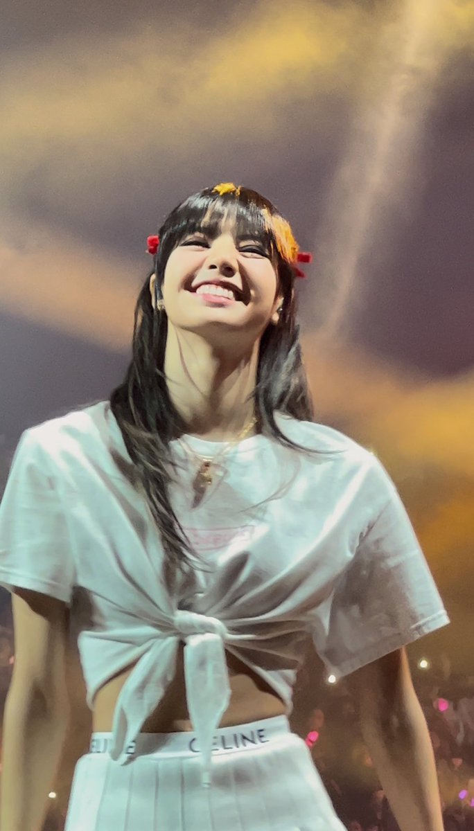 yalla_kpop's tweet photo. لقب أجمل إبتسامة لعام 2022 لن نعطيه سوى إلى الكوين لاليسا! 🤭
#BLACKPINK #BORNPINKinParisDay2 #BORNPINK #LALISA #LISA #JENLISA #BORNPINKinBerlinDay2 #BORNPINKinCologne #Bornpinkincopenhagen https://t.co/xaAAeOd2vA