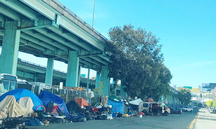 aviralbhat's tweet photo. The picture of homeless people on the left is San Francisco, of gleaming offices is of Bengaluru 

We are so used to seeing Western media portray the reverse that it can shock to see poverty in the US https://t.co/vQfZnrMjlD