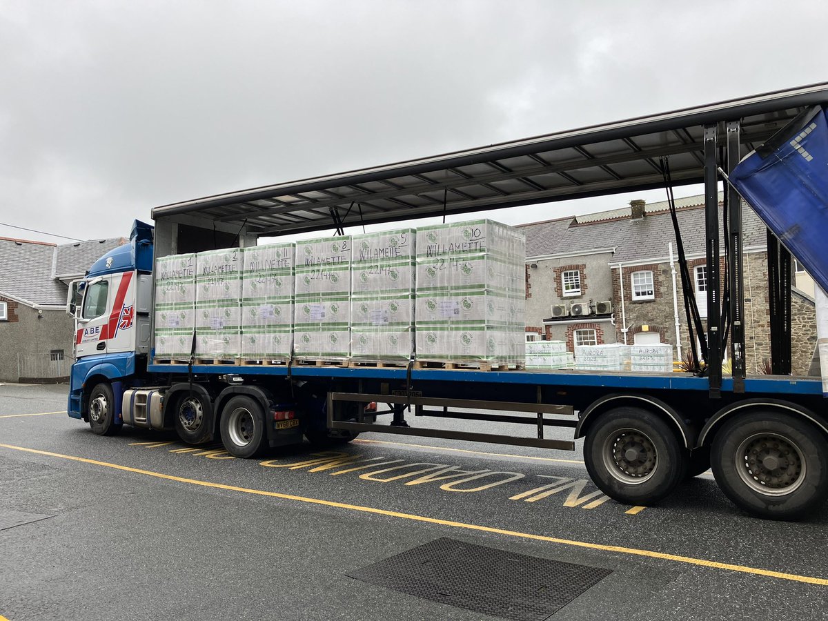 roborton41's tweet photo. It’s the most wonderful time of year! Fresh Willamette! Just in time too, these will be in @Tribute_Ale &amp; @properjobale next week! https://t.co/FZxJnhkBn1
