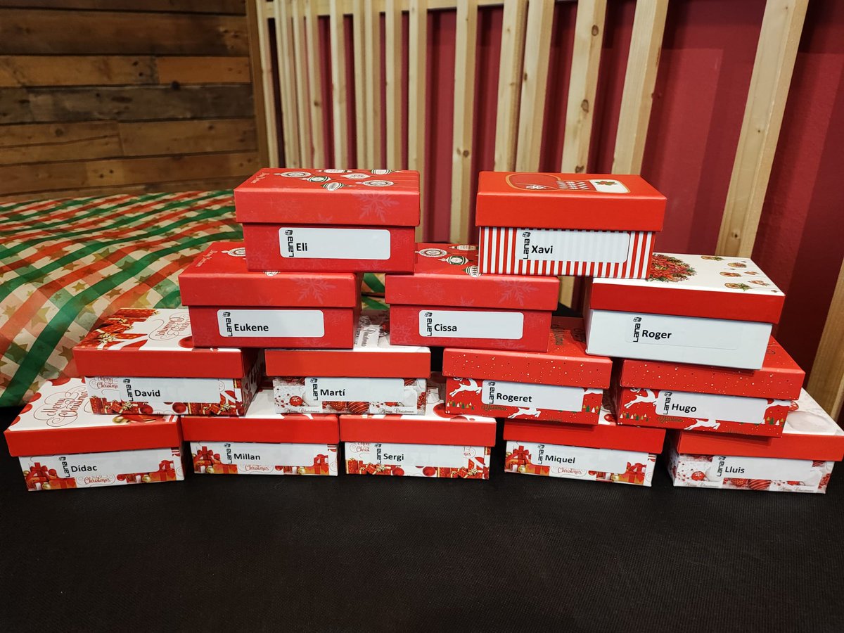 Lana2net's tweet photo. Ja ho tenim tot llest pel dinar de Nadal! Què hi haurà dins les caixes? 🤔😋 https://t.co/6R84t4VEpA