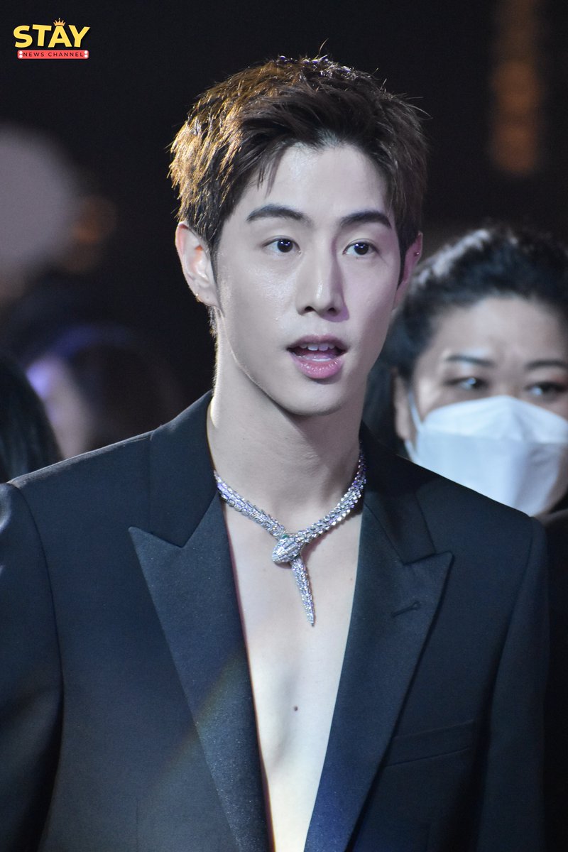 staynewsth's tweet photo. ใจละลายเมื่อเจอ มาร์คต้วน ในงาน Bulgari Serpenti Light Up ฉลองเปิดไฟคริสต์มาสรูปสร้อยคองู อันเป็นไอคอนิกของบุลการี ครั้งแรกในประเทศไทย

#BulgariSerpentiLightUp 
#BulgariThailand 
#BVLGARIxMarkTuan 
#MarkTuan
#마크 #段宜恩 https://t.co/VgMCDFPM7R