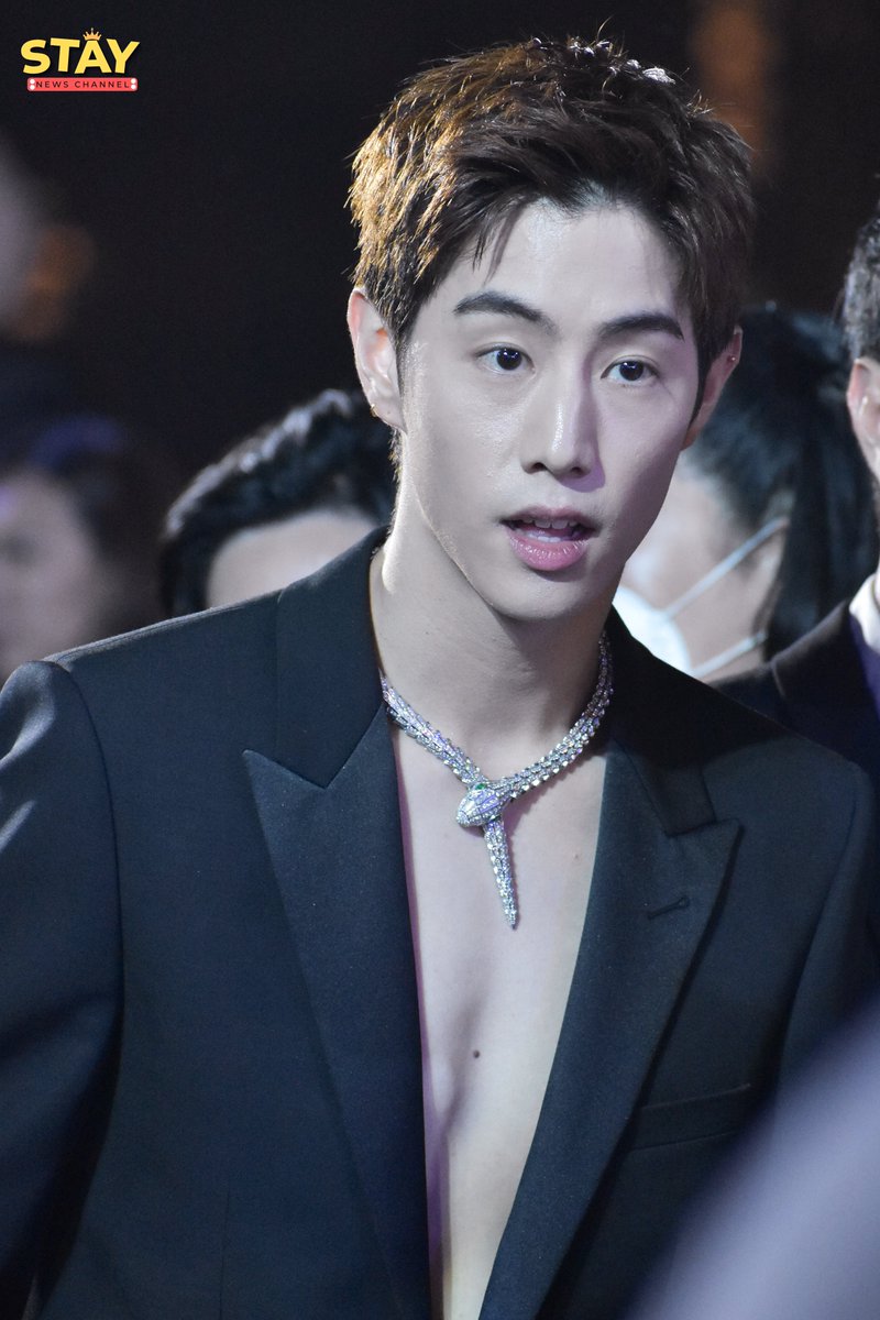 staynewsth's tweet photo. ใจละลายเมื่อเจอ มาร์คต้วน ในงาน Bulgari Serpenti Light Up ฉลองเปิดไฟคริสต์มาสรูปสร้อยคองู อันเป็นไอคอนิกของบุลการี ครั้งแรกในประเทศไทย

#BulgariSerpentiLightUp 
#BulgariThailand 
#BVLGARIxMarkTuan 
#MarkTuan
#마크 #段宜恩 https://t.co/VgMCDFPM7R