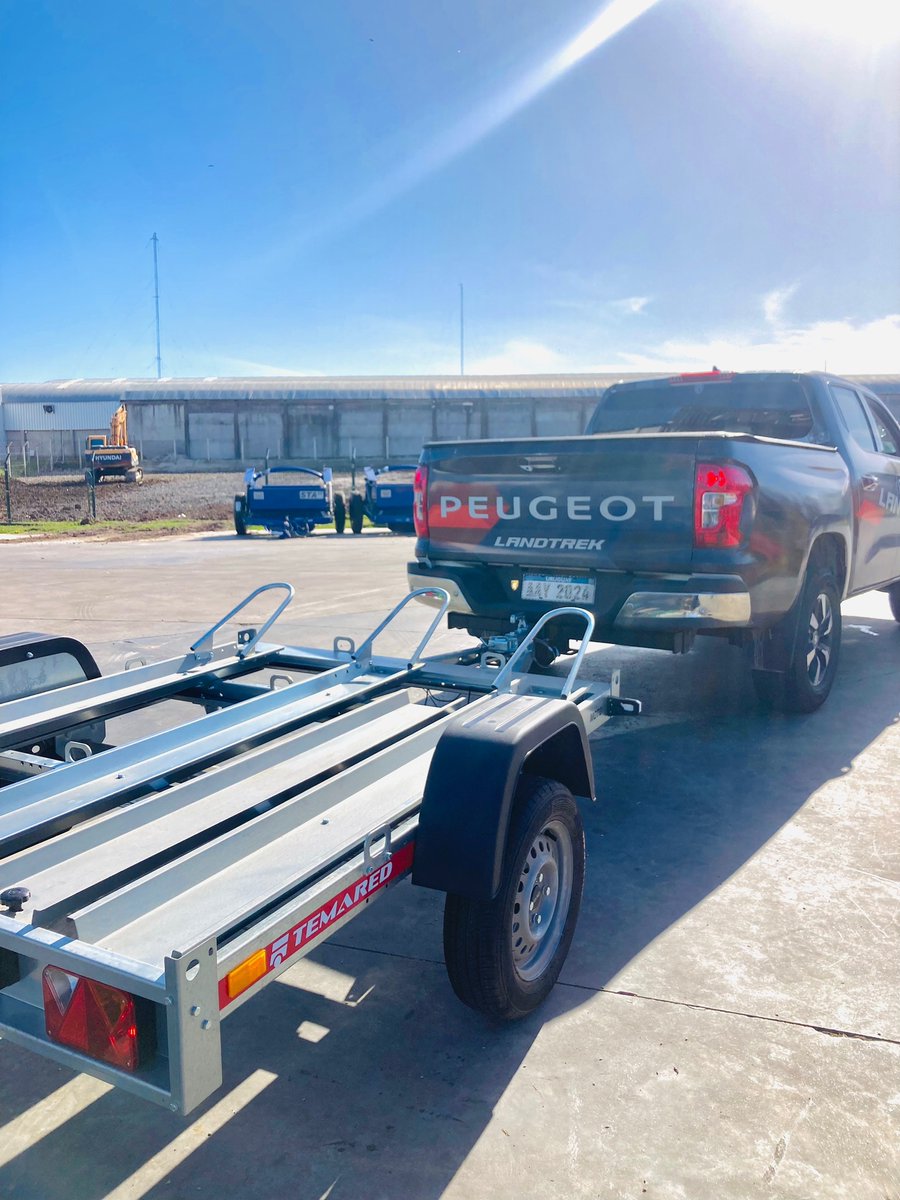 surenamaquinas's tweet photo. Entrega tráiler marca TEMARED 🇵🇱 modelo para 3 motos , equipados con eje Knott 🇩🇪 🔥🔥 - Muchas gracias Remol S.A 💪🏼💪🏼 #sureña #sureña_maquinaria_agricola #trailer #temared https://t.co/QOHX25VJyb