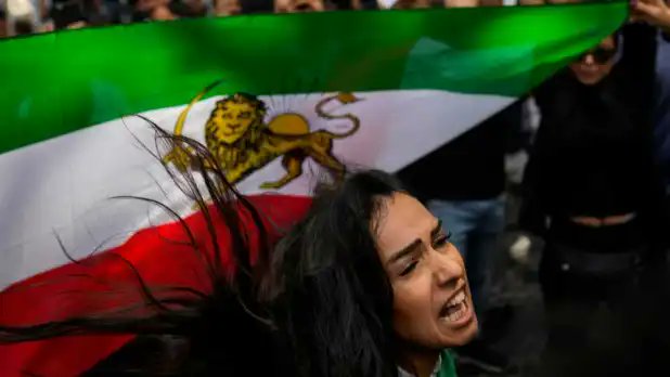 #AspettandoNatale

Nel fuoco che brucia le prigioni di stoffa
arde il coraggio delle donne dell'Iran.
Occhi nuovi salutano il sole
smarriti nell'orrore di una lunga notte.
Scoppiano sogni  di libertà,
soffiano ancora i venti dell'amore
volano in alto i veli della rassegnazione