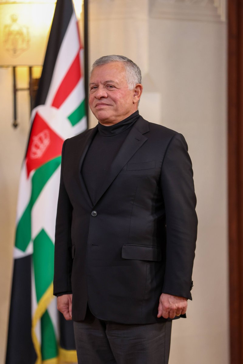 RHCJO's tweet photo. مكرم القيسي يؤدي اليمين الدستورية أمام جلالة الملك عبدالله الثاني بتعيينه وزيرا للسياحة والآثار #الأردن 

His Majesty King Abdullah II swears in Makram Queisi as Minister of Tourism and Antiquities
#Jordan https://t.co/k16vxqA1xh