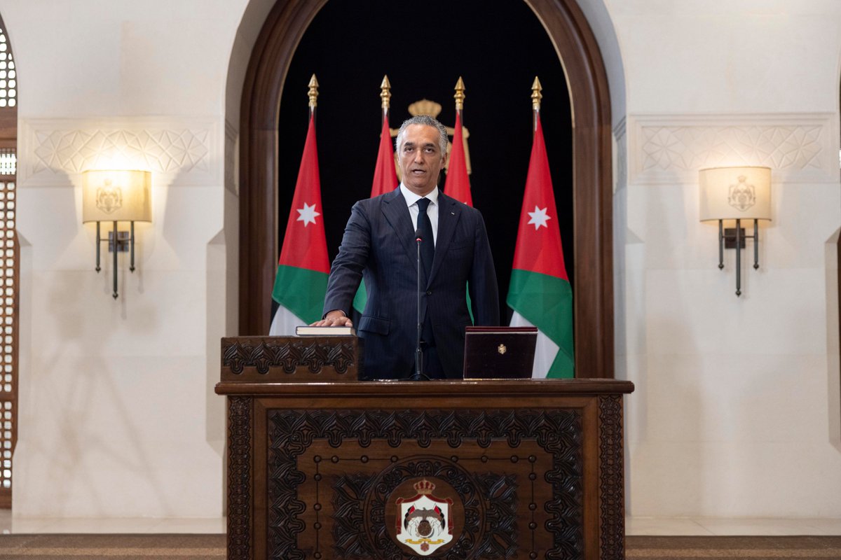 RHCJO's tweet photo. مكرم القيسي يؤدي اليمين الدستورية أمام جلالة الملك عبدالله الثاني بتعيينه وزيرا للسياحة والآثار #الأردن 

His Majesty King Abdullah II swears in Makram Queisi as Minister of Tourism and Antiquities
#Jordan https://t.co/k16vxqA1xh