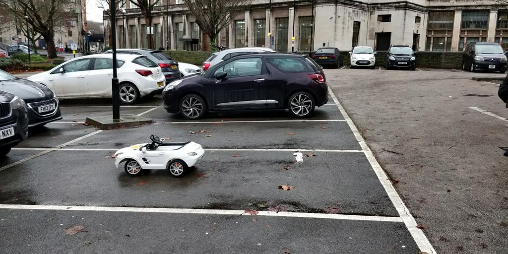 Looks like Santas little elves are on a bit of a shopping trip. 🎄#bristol #perfectparking