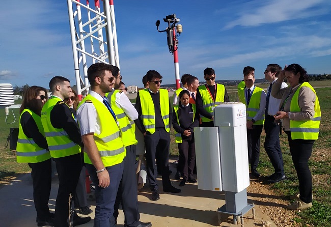 AEMET_Baleares's tweet photo. Un grupo de futuros pilotos ha conocido, de 1ª mano, cómo trabajamos en la oficina meteo del aeropuerto de #Palma y visto los equipos meteorológicos situados en el mismo y en #SonBonet, que servirán para realizar informes #METAR, #SPECI,etc
¡Localiza algún equipo cerca de pista! https://t.co/zYwmFmSLfF