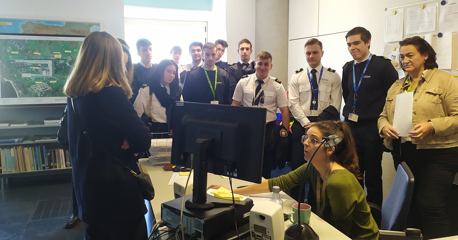 AEMET_Baleares's tweet photo. Un grupo de futuros pilotos ha conocido, de 1ª mano, cómo trabajamos en la oficina meteo del aeropuerto de #Palma y visto los equipos meteorológicos situados en el mismo y en #SonBonet, que servirán para realizar informes #METAR, #SPECI,etc
¡Localiza algún equipo cerca de pista! https://t.co/zYwmFmSLfF