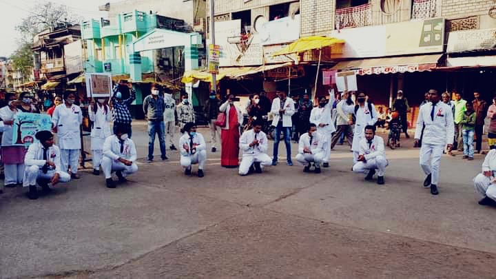 mp_kaushal's tweet photo. आज सुबह ठंड में ही एनसीसी मेडिकल कोर के बच्चो ने "नशा मुक्त समाज आंदोलन अभियान कौशल का" के प्रदेश सह प्रभारी अंकित शुक्ला जी के नेतृत्व में नुक्कड नाटक व रैली निकालकर नशे के खिलाफ जागरूक किया और नववर्ष 2023 को नशामुक्त नव वर्ष बनाने का आह्वान किया।
#नशे_को_न_जिंदगी_को_हां https://t.co/Ght1jEDF0f