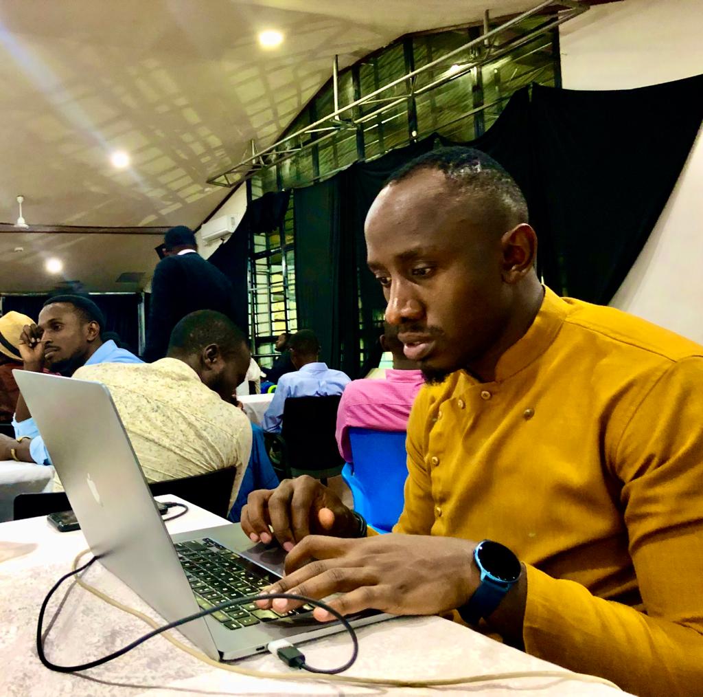 kajambiyamusic's tweet image. When you got to make the last pull request of the year.
Out with the boys but grinding.
#LifeOfACoder