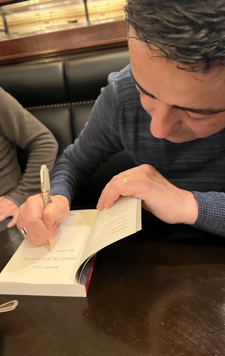 associationsev's tweet photo. Le blogueur et écrivain Ahmet Öre a rencontré ses lecteurs et followers lors de la journée de dédicace organisée par l'Association SEV pour son livre « Paris’te Bir Hafta ». https://t.co/Ht97RxuQKw