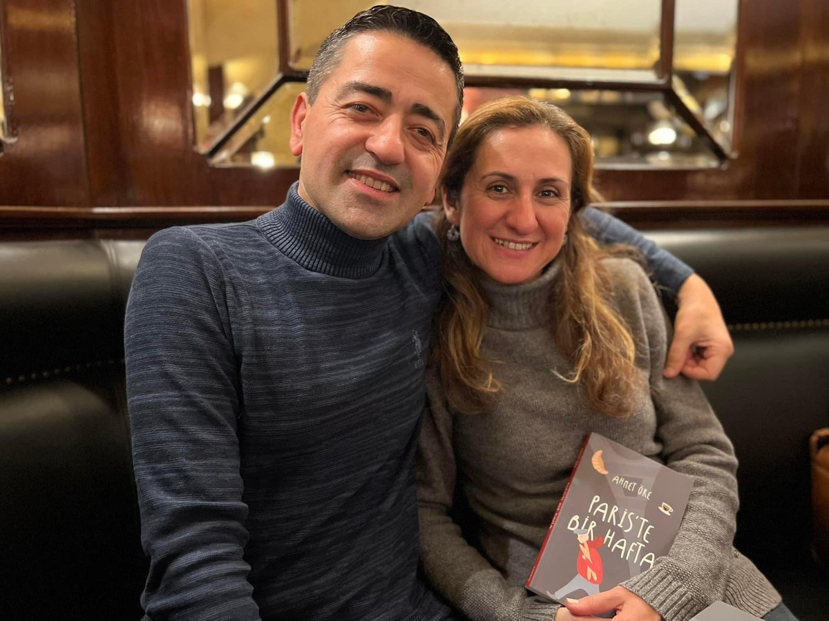 associationsev's tweet photo. Le blogueur et écrivain Ahmet Öre a rencontré ses lecteurs et followers lors de la journée de dédicace organisée par l'Association SEV pour son livre « Paris’te Bir Hafta ». https://t.co/Ht97RxuQKw