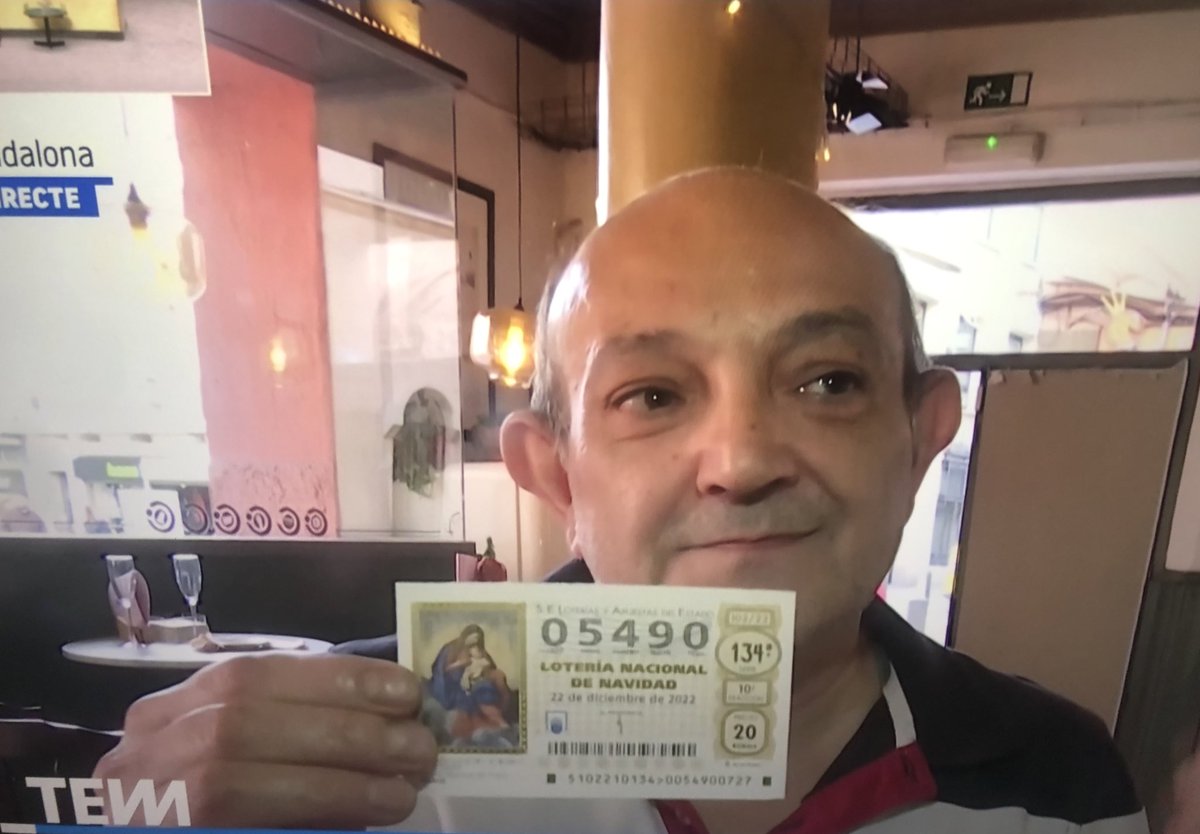 Totbadalona's tweet photo. 🔴El cuiner del Bar d’El Círcol, Carles Querol, és un dels premiats de La Grossa #Badalona. Li han tocat 1’6 milions d’euros. https://t.co/ZS1hQ2opjb