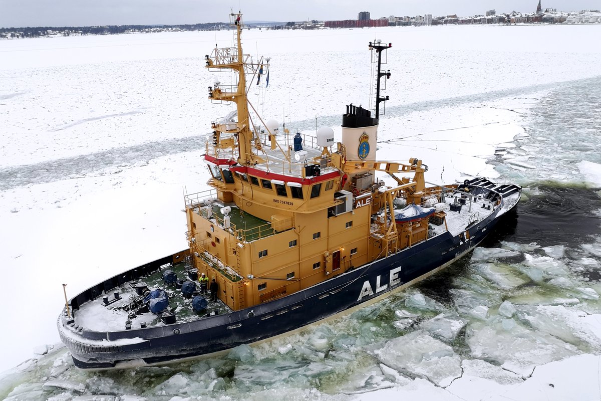 Isbrytningssäsongen är igång! Ale var först ut med att assistera ett lastfartyg in till Karlsborgsverken.
sjofartsverket.se/sv/om-oss/nyhe…