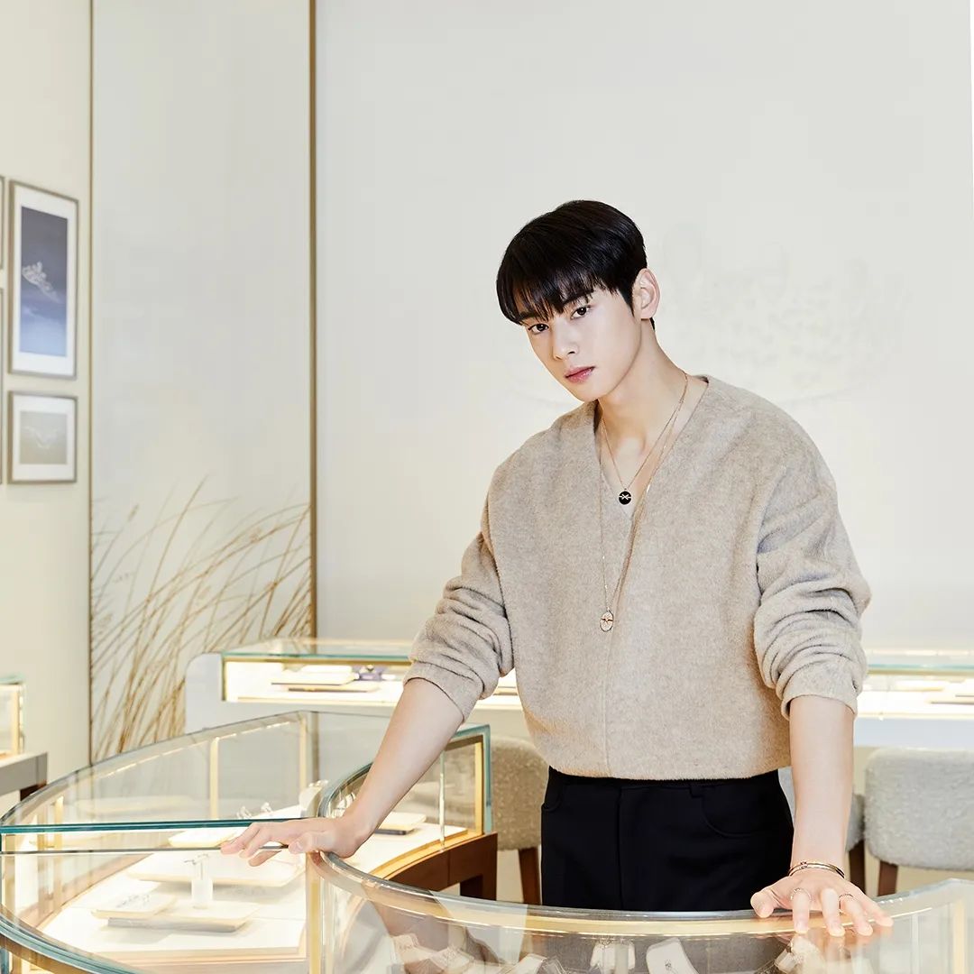 ChaEunwooINTL's tweet photo. 📸Vogue Korea IG
Actor #ChaEunWoo visited #CHAUMET boutique, drew attention with sophisticated styling with pendants & bracelets from #CHAUMETLIENS
Like, comment,save & share
🖇️https://t.co/Th5kQa1iFf
#쇼메 #차은우 #COUNTDOWNTO12 #CROWNYOURSTYLE #BEEMYLOVE
@Chaumet https://t.co/YsjbJ8y7XA