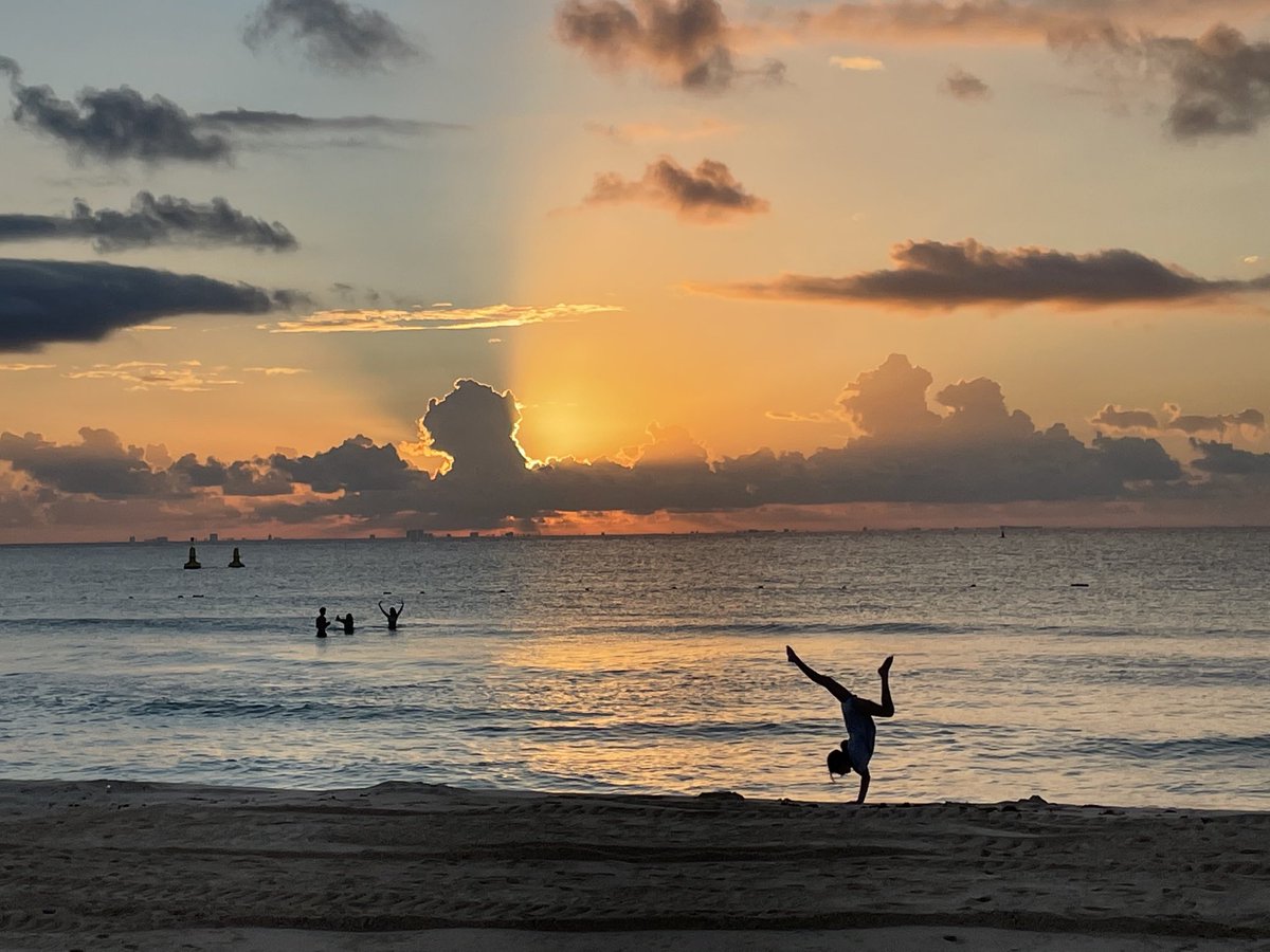 JasonBrookner's tweet image. “It’s fireworks, calliopes, and clowns. Everybody dancin’…”