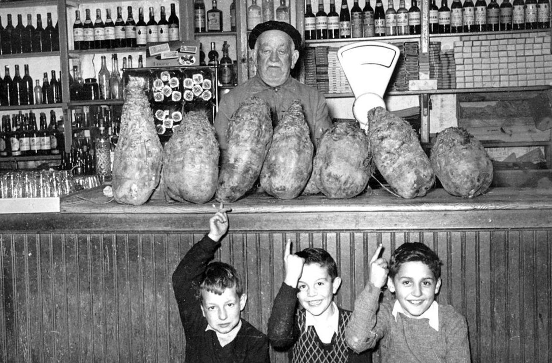 asturiasayer's tweet photo. 📍Tienda-Bar en Trevías(Valdés).
📅Año: 1973
💾Autor/Fuente: Museu del Pueblu d'Asturies https://t.co/OfBNWyjrfD