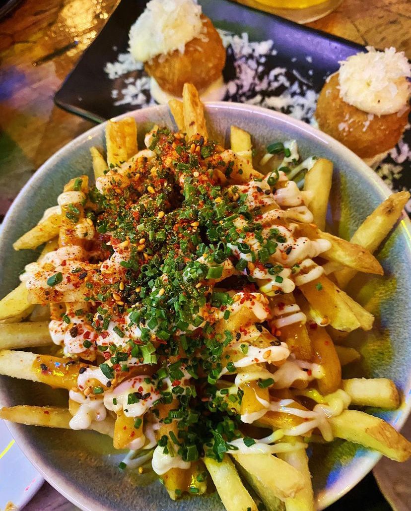 Want the delicious taste of 7LG but feeling a little too comfy on the sofa? Don't worry, we've got ya! Order from the @foodstuffbris app and get a delicious feast delivered right to your door ✌️