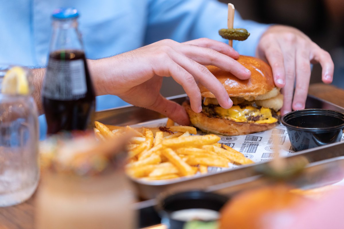 SHBurgers's tweet photo. استمتع بالأشياء الصغيرة في الحياة، خذلك برجر https://t.co/xOROHhpEGa