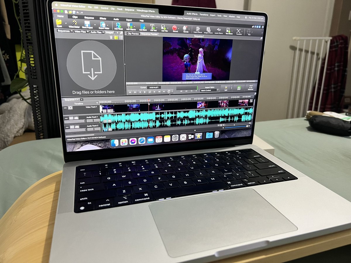 TheSirensGame's tweet photo. It’s been a loooong busy week, finally have time to edit my @DisneyDLV #43 video https://t.co/ixsw8QbrOS