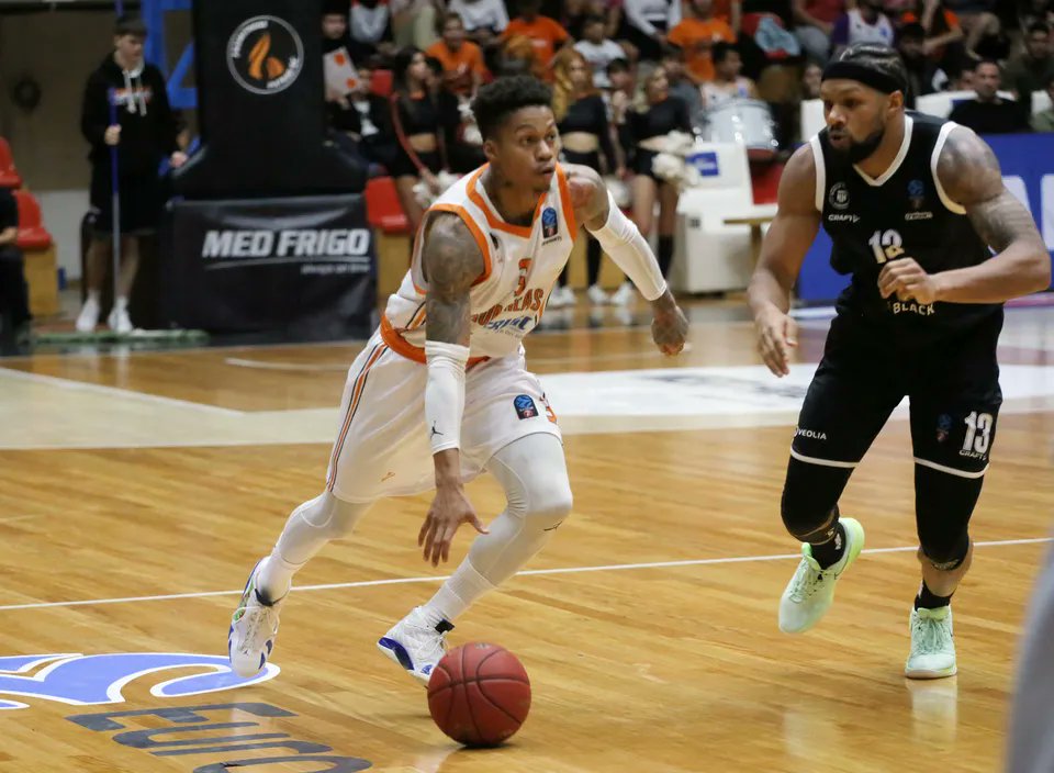 Llegamos al parón navideño de la Eurocup y tenemos que hablar de JOE YOUNG, máximo anotador de la competición.

🎯 23.4 puntos 
✅ 54.2% T2 // 33.3% T3 // 92.7% TL
🦾 2.3 rebotes 
🧠 3.9 asistencias
🧹 0.9 robos 
➕ 20.4 de valoración 

📸 Eurocup Media