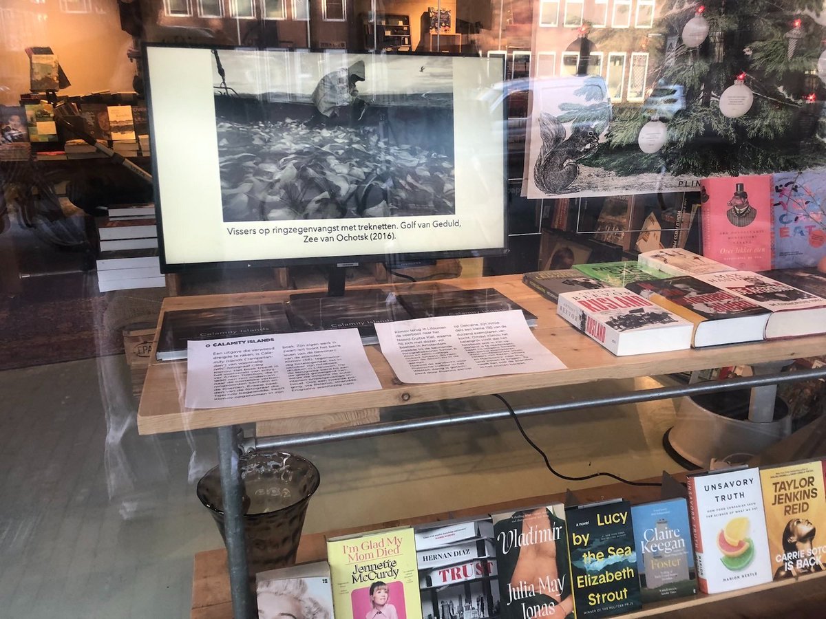 Samizdat: fotoboek Oleg Klimov over Sachalin, ooit strafkolonie nu rafelrand. <a href="/haijtema/">arno haijtema</a> in <a href="/Volkskrant/">de Volkskrant</a>: "toont barre leven van bewoners". Prof. Waegemans:  "prachtige boek, hier en daar weemoedig".
Verboden in Rusland, hier te koop bij <a href="/BoekhvanPampus/">BoekhandelVanPampus</a> (foto) of Pegasus in A'dam.