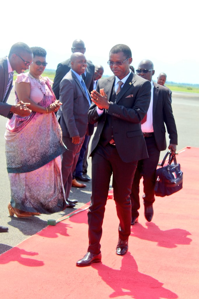 T_argos's tweet photo. Retour de la #Tanzanie dans cet après midi du 22 décembre 2022 du président du @burundi_senat Emmanuel #Sinzohagera. Rappelons qu’il a pris part au lancement de la 5ème édition des activités parlementaires de la @jumuiya
#Burundi #Abatwip https://t.co/CzqRUWOB4E