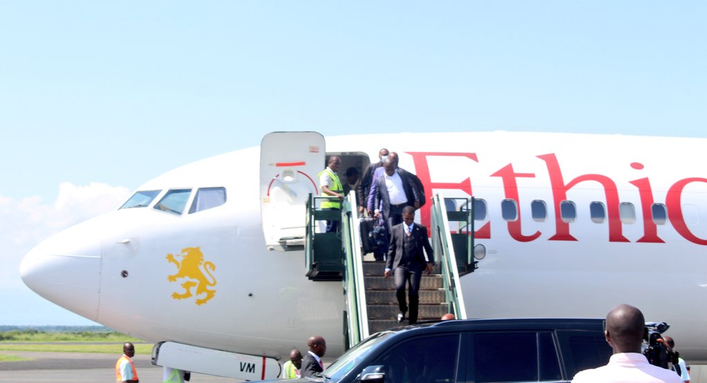 T_argos's tweet photo. Retour de la #Tanzanie dans cet après midi du 22 décembre 2022 du président du @burundi_senat Emmanuel #Sinzohagera. Rappelons qu’il a pris part au lancement de la 5ème édition des activités parlementaires de la @jumuiya
#Burundi #Abatwip https://t.co/CzqRUWOB4E