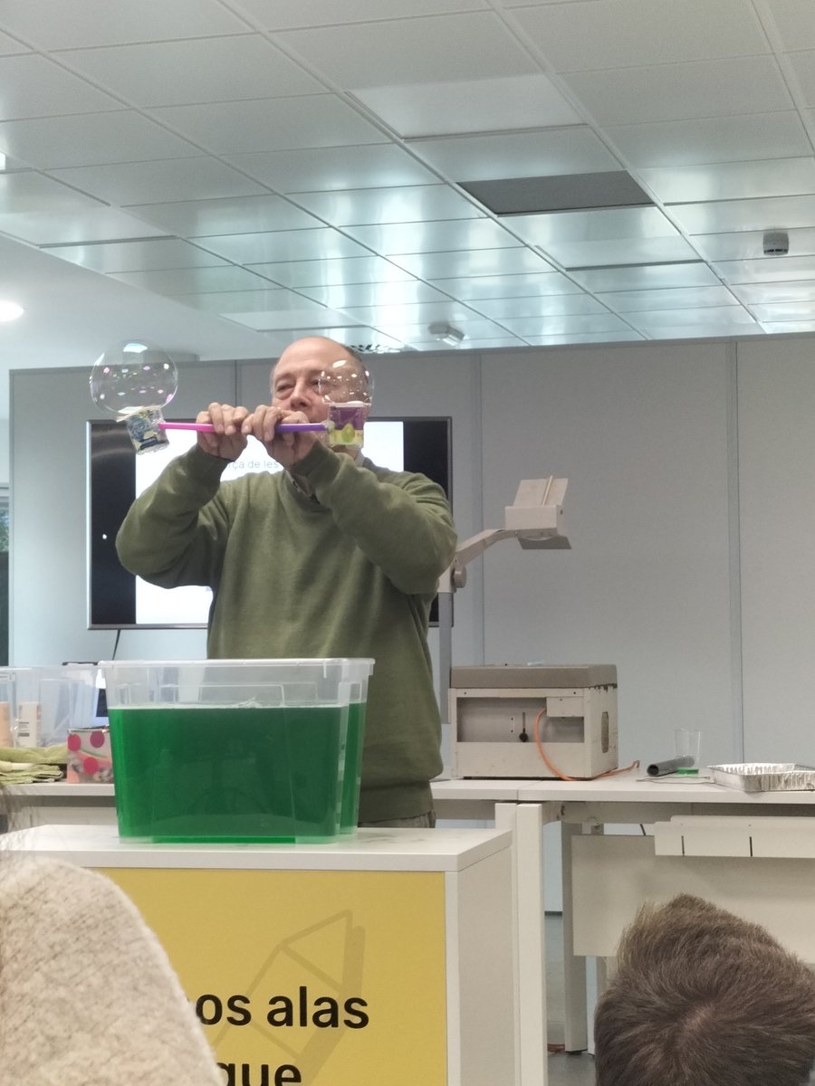 annamartori's tweet photo. "Geometria amb bombolles de sabó". 🫧📐
Excel·lent conferència de @AntonAubanell a @innovamat_cat!
Amb mil idees al cap, per posar en pràctica a l'aula, des l'exploració i la descoberta! https://t.co/yhl8xwKYLh