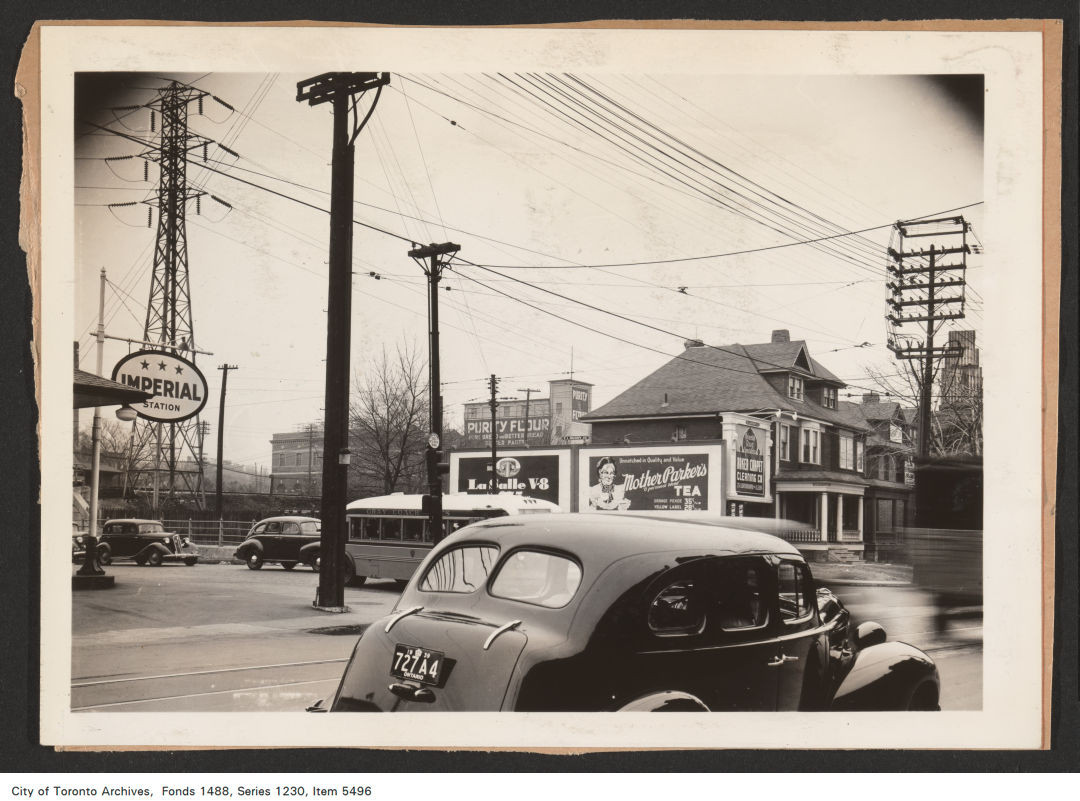 Hogtown101's tweet image. (3) Here’s a view of the N.E. residential corner from street level in 1939. In 1955, these corner houses will be demolished to build a new space for Sign of the Steer steakhouse.