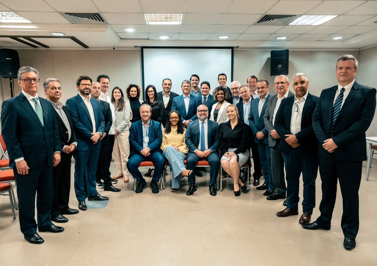 Estão vendo esse time? Esse é o secretariado que vai fazer história aqui em São Paulo. Que vai celebrar cada conquista, e no dia seguinte vai estar cheio de energia para trabalhar pela próxima. Obrigado por aceitarem o desafio de fazer São Paulo avançar a todo vapor.