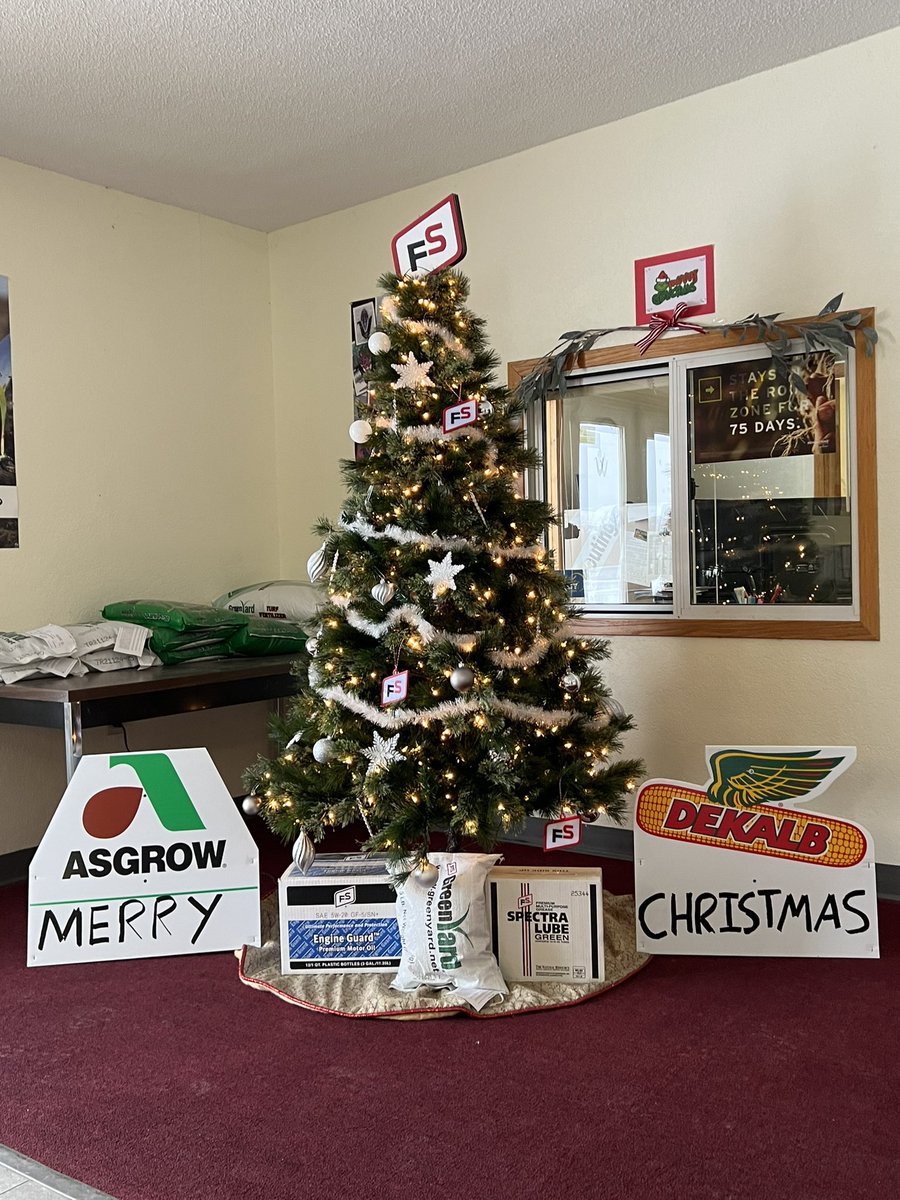 tditt24's tweet photo. @InVISION_HiSOY Merry Christmas from our AgVantage FS location to yours! 🚜🌽⛽️ https://t.co/8yUB4FDyrW