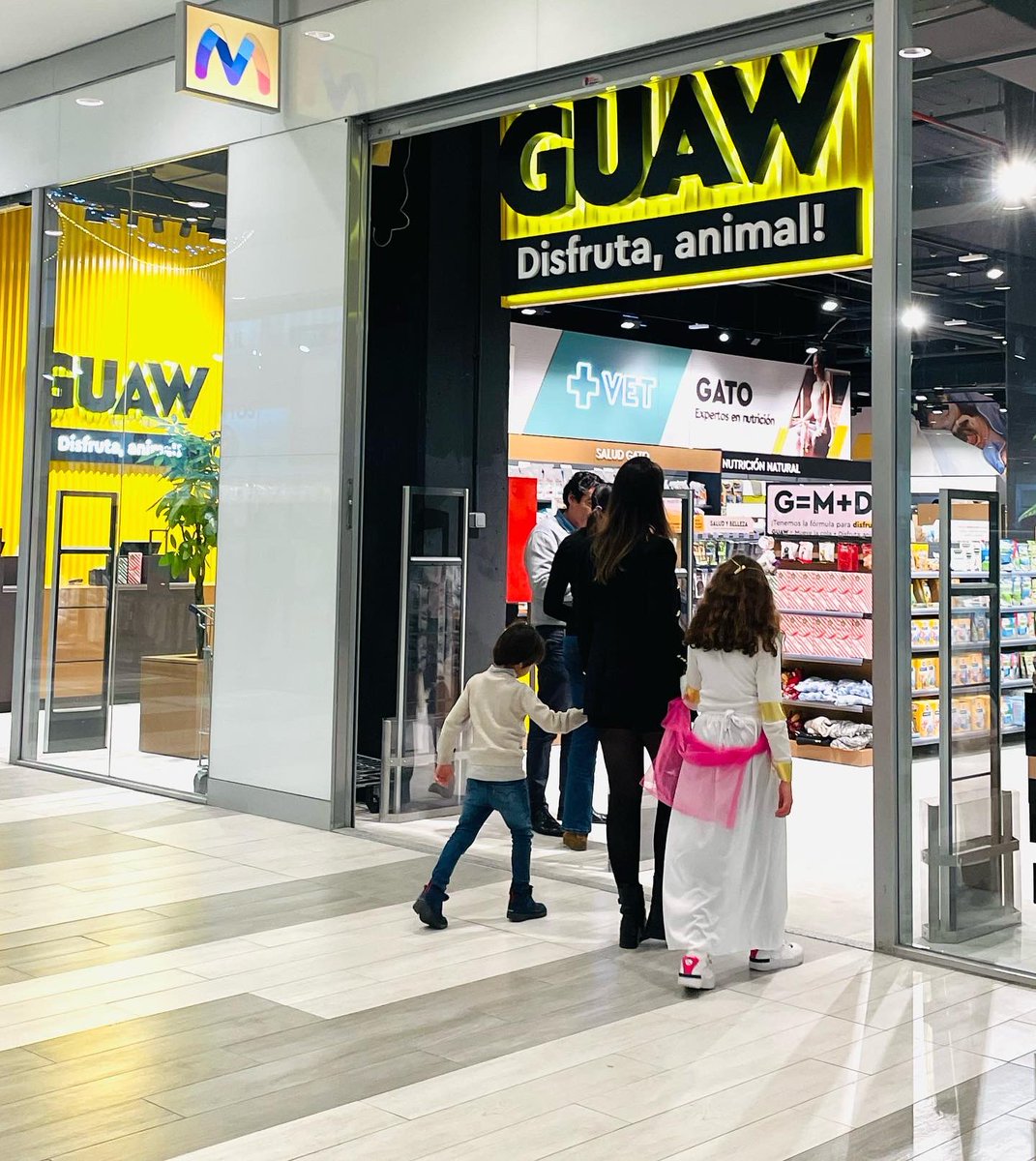 sambil_madrid's tweet photo. Sambileros, un nuevo miembro se suma a la familia @SambilOutlet , nuestra tienda para #mascotas 🐾 @guaw_es 💛. “Un espacio pensada por y para los #animales 🐶 🐱 🐠 , de todos los colores de pelo, largo de los bigotes o estilo nadando de tu compañero animal”.
#guaw #sambiloutlet https://t.co/oDodmveKFN