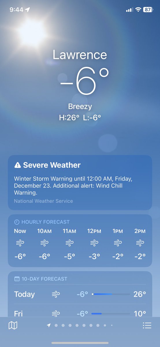jaimenetzer's tweet photo. Someone’s feeling cheeky at apple weather (wind chill is -30) ~breezy~ 🌴 https://t.co/QqNRl3uMSJ