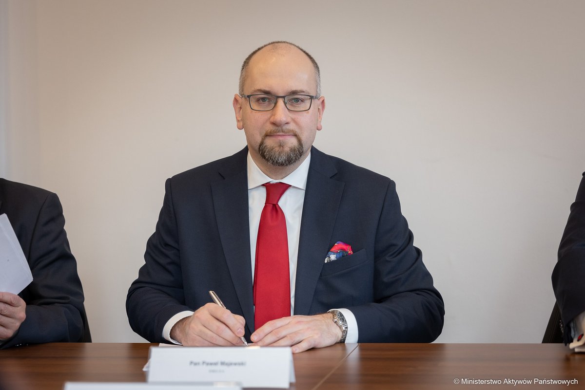 Grupa_Enea's tweet photo. #TransformacjaEnei trwa. Prezesi P. Majewski i D. Szymczak podpisali w siedzibie @MAPGOVPL umowę społeczną dot. #NABE. W wydarzeniu wziął udział @SasinJacek. To końcowy etap przygotowań do wydzielenia aktywów węglowych, w tym tych należących do #Enea, ze spółek energ. #EneaNews https://t.co/WCatOEMUgq