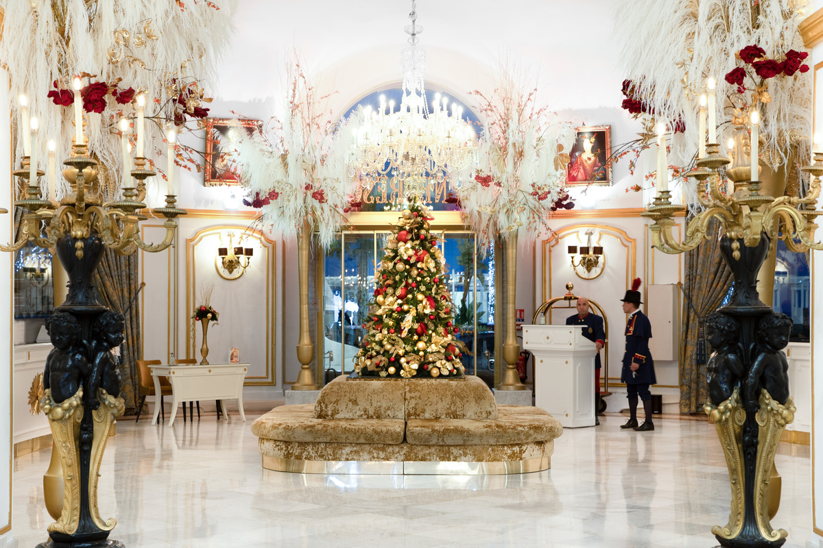 Avez-vous pensé aux coffrets cadeaux Negresco ? Séjour d'exception, dîner étoilé MICHELIN au Chantecler, déjeuner à la Brasserie contemporaine La Rotonde ou encore cocktail au bar du Negresco, les idées ne manquent pas pour faire plaisir : hotel-negresco-nice.secretbox.fr/produits