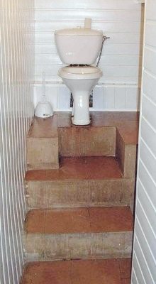 arquibuhos's tweet photo. - El cliente nos ha dicho que quiere "cagar como un rey" y no se me ocurre que hacer en el baño.
- No te preocupes que yo #SoyUnArtista y tengo una idea. Tráete el inodoro a la escalera y verás que trono... https://t.co/wUfrdKpqBT