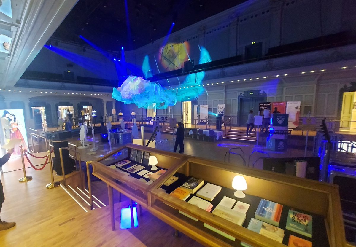KnolMeta's tweet photo. Zo leuk: ik mocht tijdens het #FinaleFestival van @leiden2022 #EuropeanCityofScience een vitrine inrichten over รฉรฉn van de favoriete thema's uit mijn boekenkast: #tijdreizen! #timerebels #tijdrebellen #kathedraaldenken @mvdtoekomst https://t.co/HLuF7DOvZd